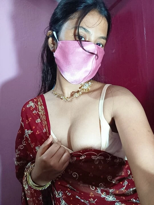 Hot red sexy saree girl playing 🤤